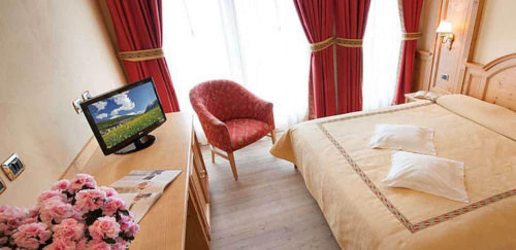 Hotel Valtellina リヴィーニョ エクステリア 写真